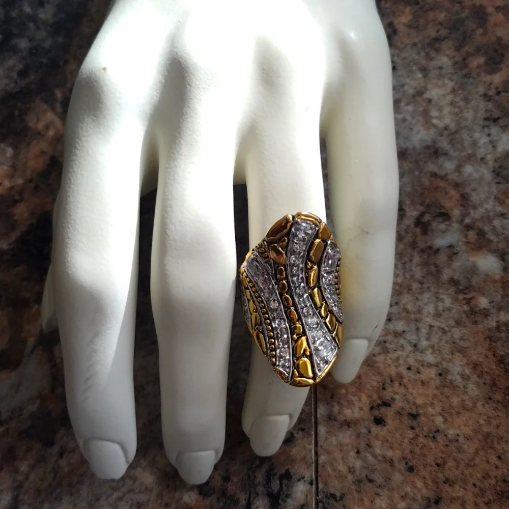 Beautiful 😍❤️ Bling Size 8 Ring